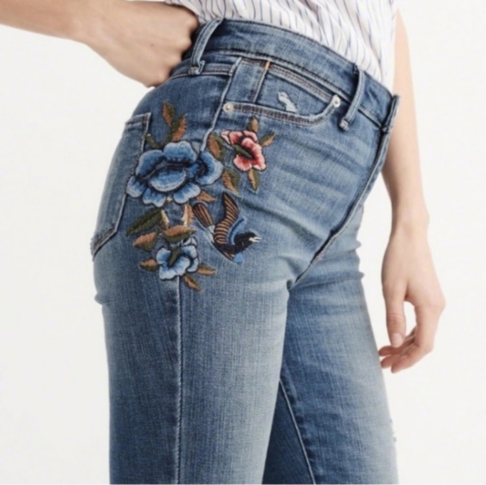 Abercrombie & Fitch ~ Embroidered Distressed High Rise Jeans – Size 26
